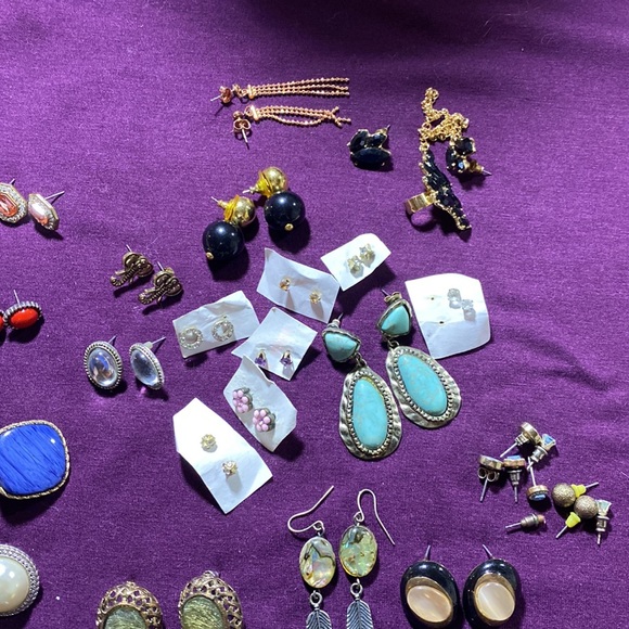 20+ pairs of earrings - Picture 4 of 4
